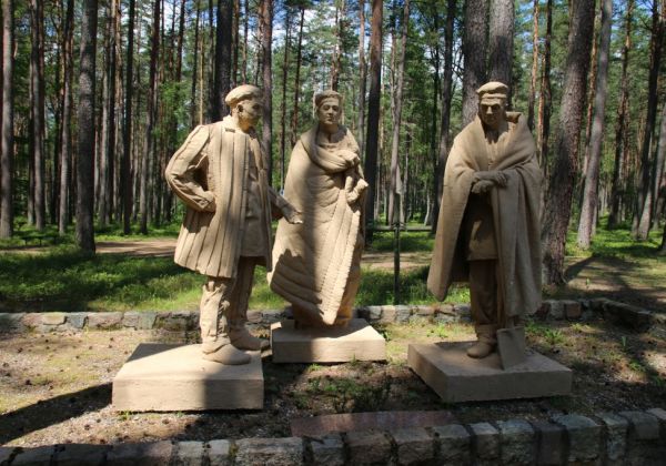 rzeźby postaci więźniów KL Stutthof