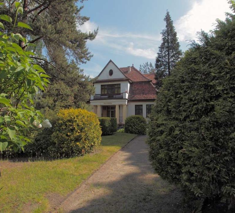 Die Villa der Familie Pank vor der Renovierung, Ansicht aus der Ferne