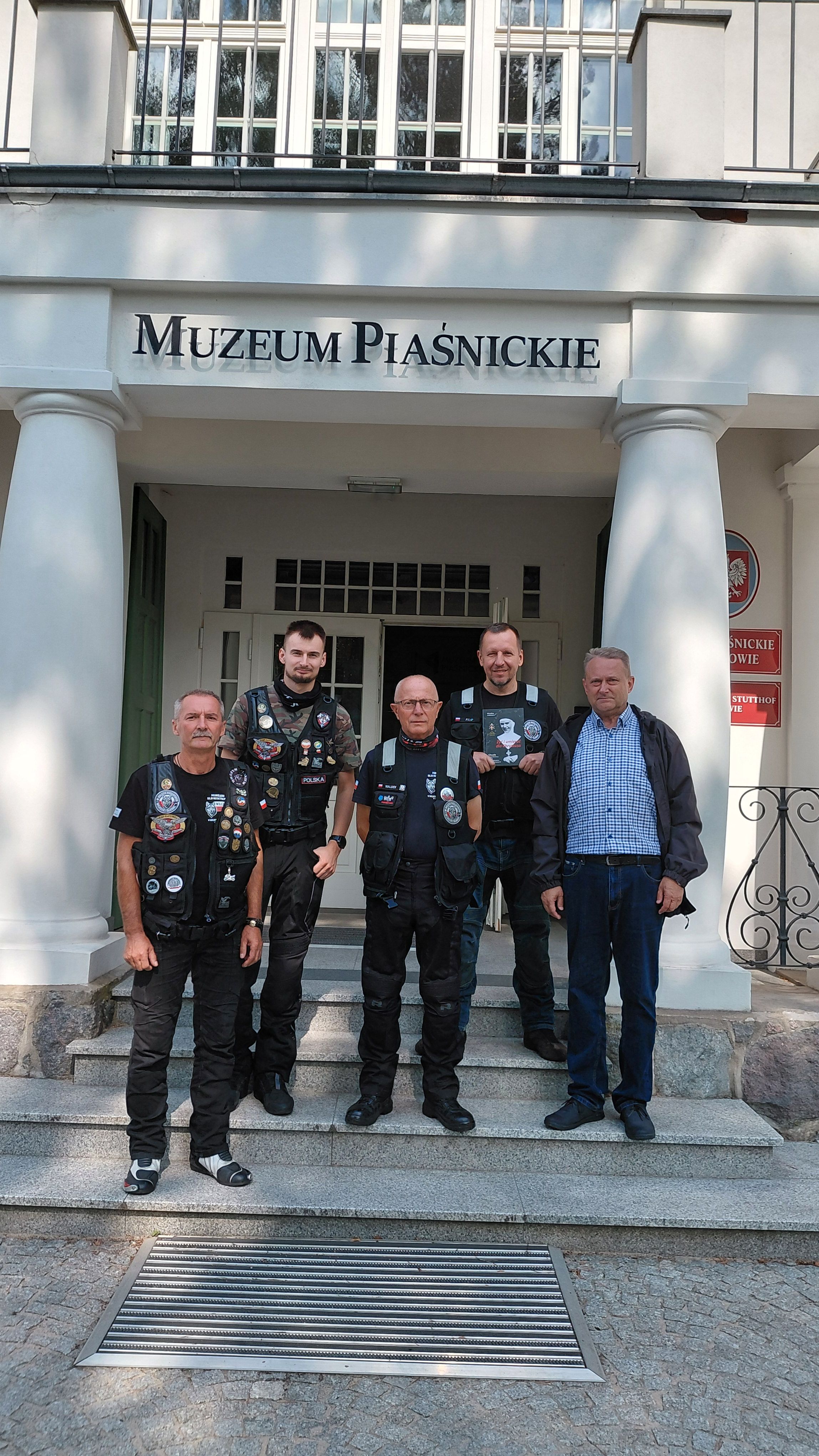motocykliści z adiunktem Mirosławem Lademannem przed Muzeum Piaśnickim