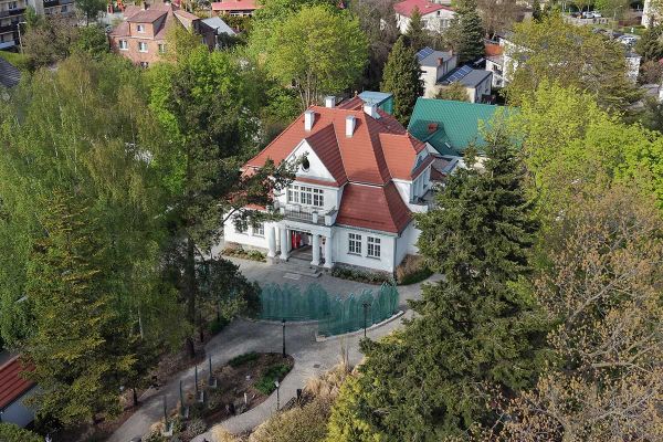 siedziba Muzeum Piaśnickiego w Wejherowie z drona