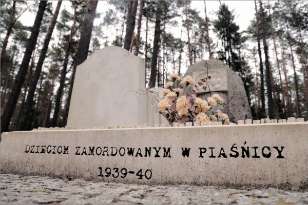 Denkmal zur Erinnerung an die in Piaśnica ermordeten Kinder
