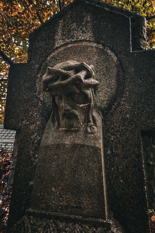 Pomnik z rzeźbą Jezusa Chrystusa