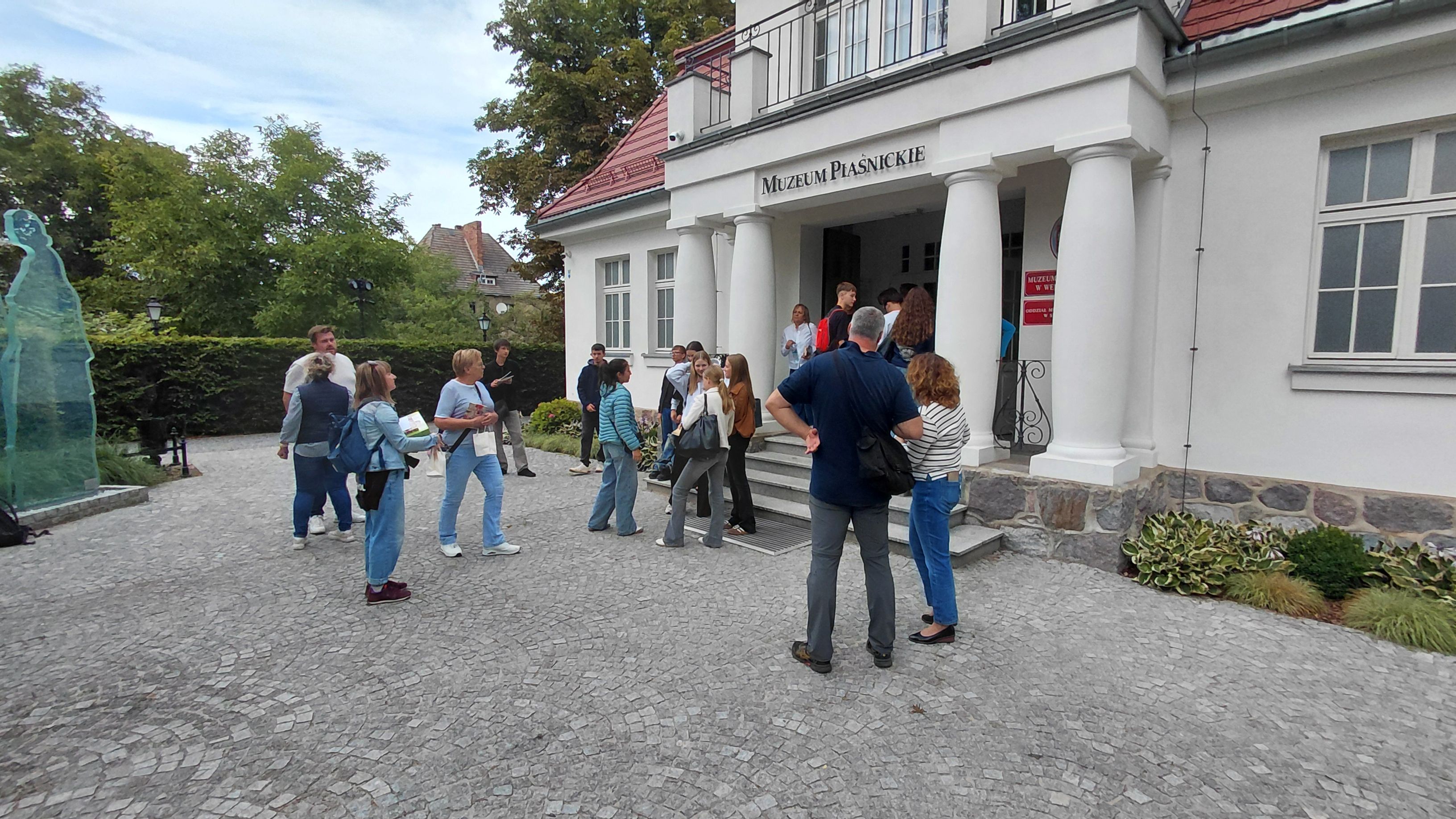 Goście przed Muzeum Piaśnickim w Wejherowie
