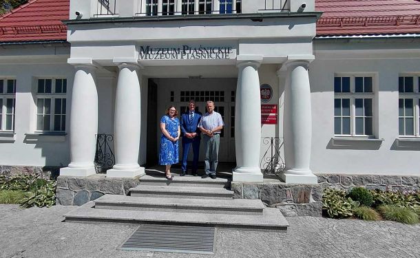 konsul Niemiec z pracownikami przed Muzeum Piaśnickim