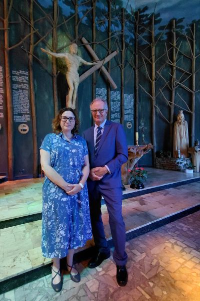 kierownik Muzeum Piaśnickiego z konsulem w kościele pw. Chrystusa Króla w Wejherowie