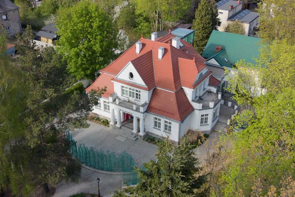 siedziba Muzeum Piaśnickiego w Wejherowie z lotu ptaka